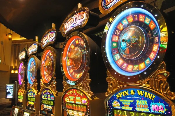 Card values and hand totals for baccarat